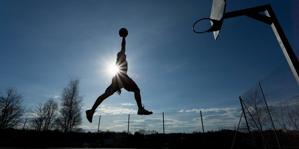 https://d3pnpe87i1fkwu.cloudfront.net/wp-content/uploads/2016/05/How-to-dunk.jpg